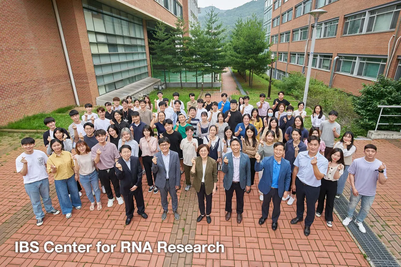 Group photo of the IBS Center for RNA Research, July 2021